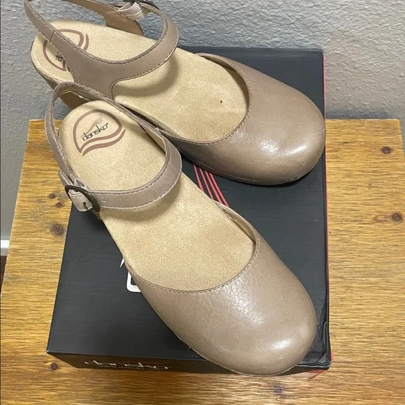 Women’s Dansko Sam Clog, size 38 - Picture 7 of 8